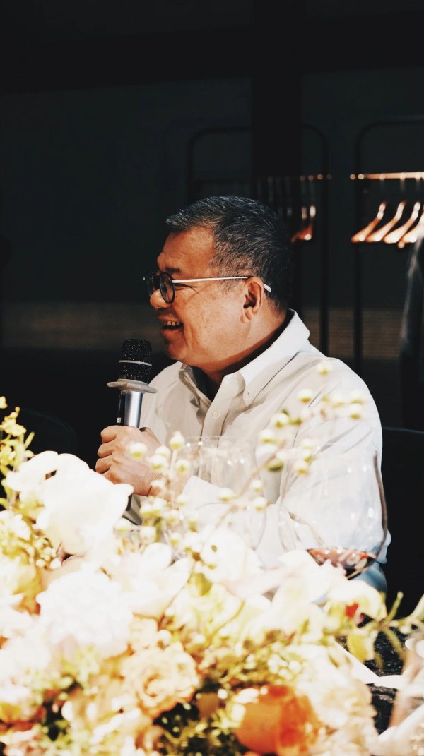 信德 与潮菜教授共进晚餐，他只和菜说话