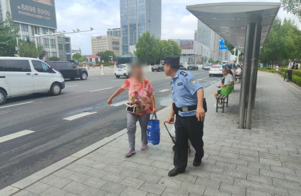 海龟网 八旬老人坐错车迷路 民警暖心相助帮团圆