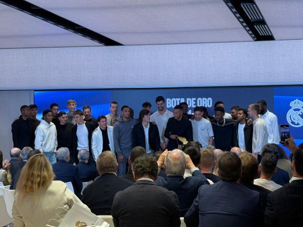 速速查 姆巴佩领取欧洲金靴奖，皇马全队出席并合影留念